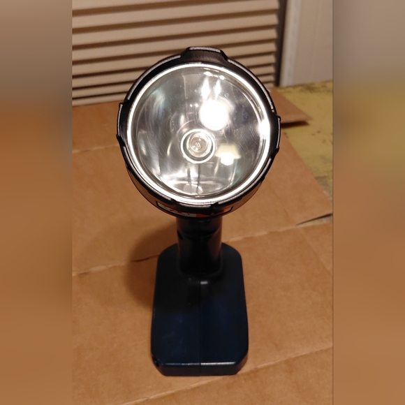 Ryobi P700 18V Swivel HeadFlashlight - Picture 2 of 4